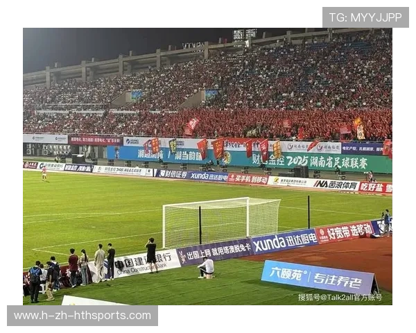 反越位单刀推进低射进网,赢得现场欢呼——一场足球盛宴的精彩瞬间 反越位单刀推进低射进网,赢得现场欢呼——一场足球盛宴的精彩瞬间