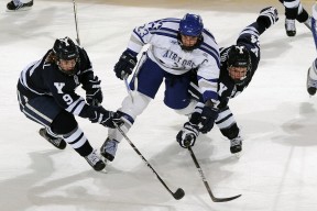 华体会登录地址-森林狼助教在训练中亲自示范战术跑位，森林狼训练营