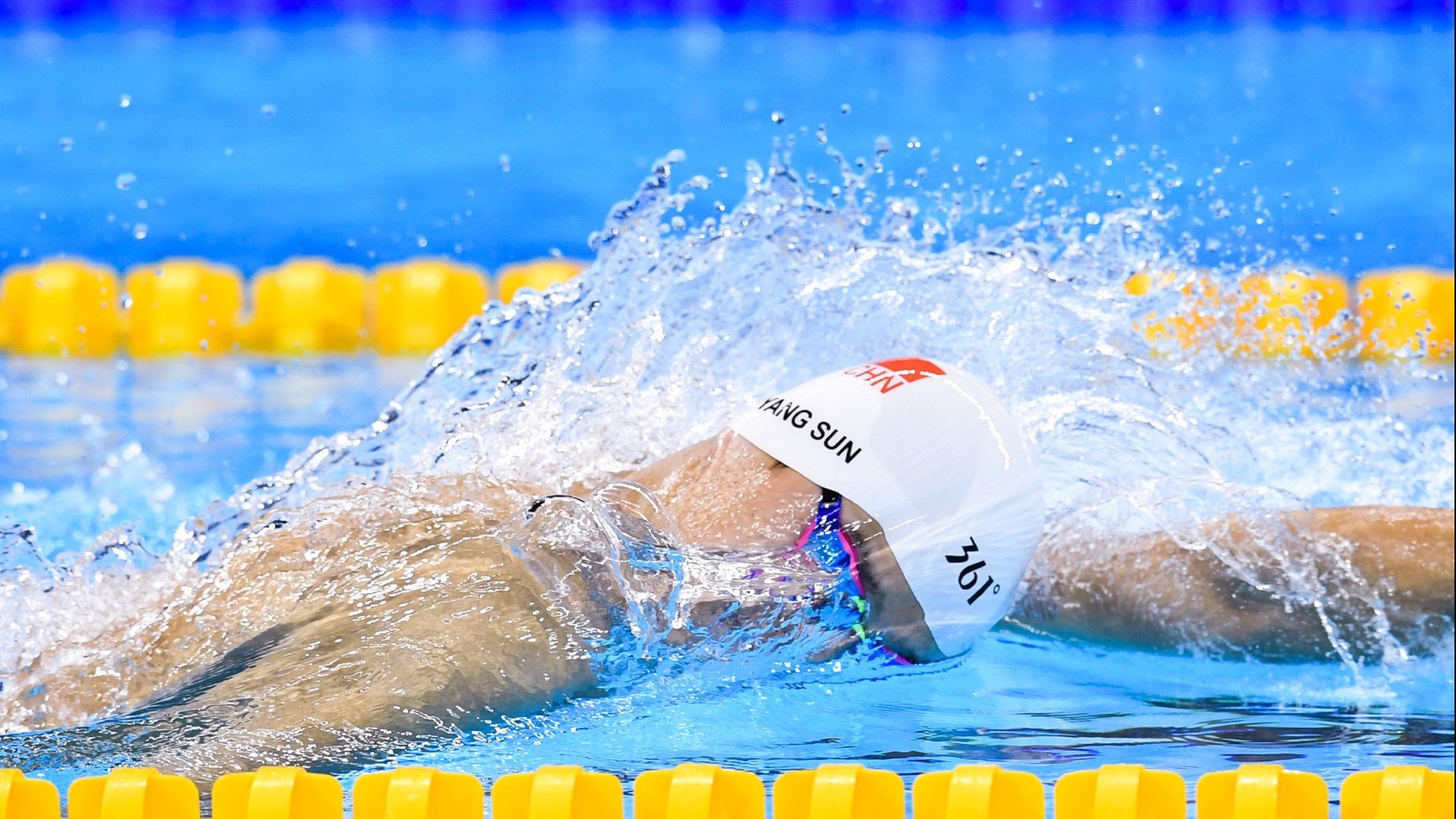 那不勒斯边路突击打穿对方防线,那不勒斯后防线