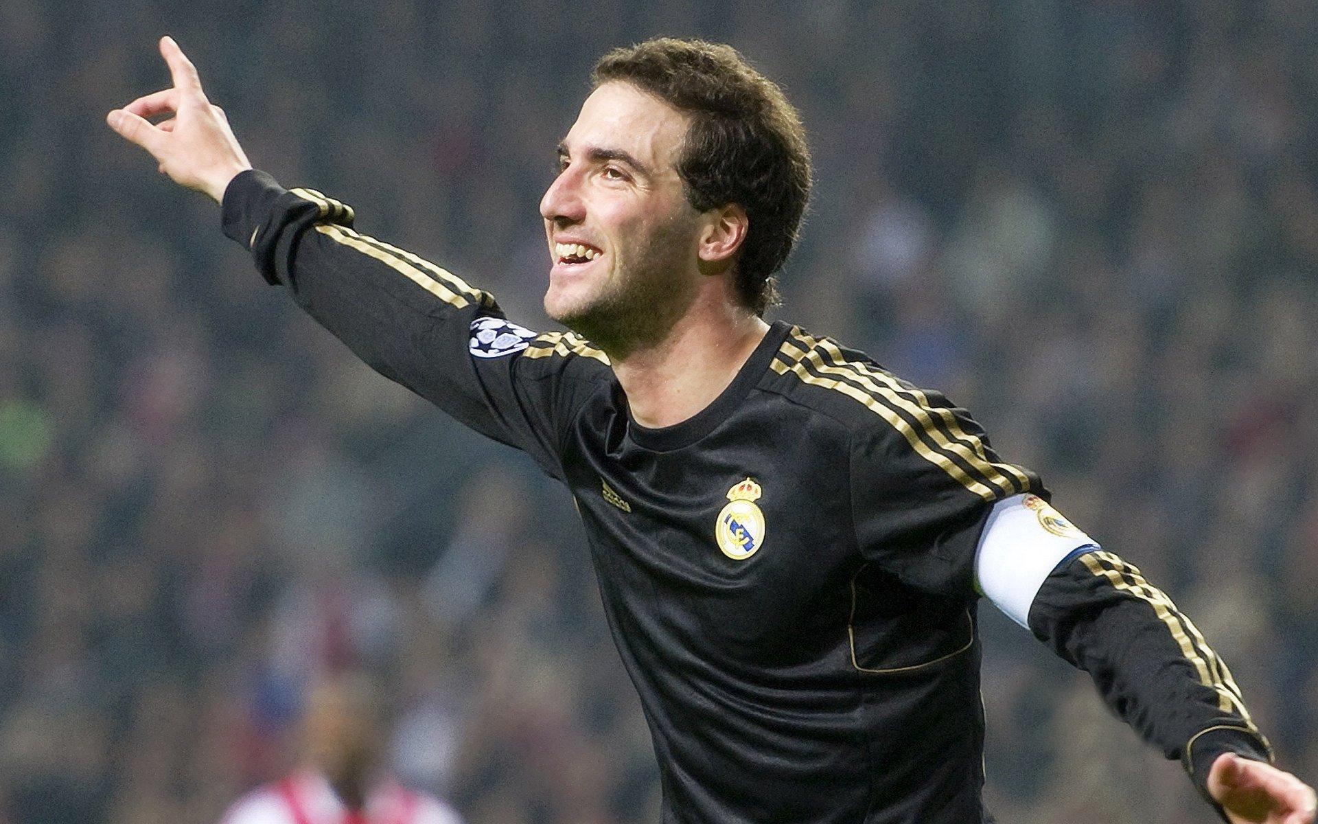 张伟丽表示比赛前会冥想放松心态，张伟丽的比赛现场